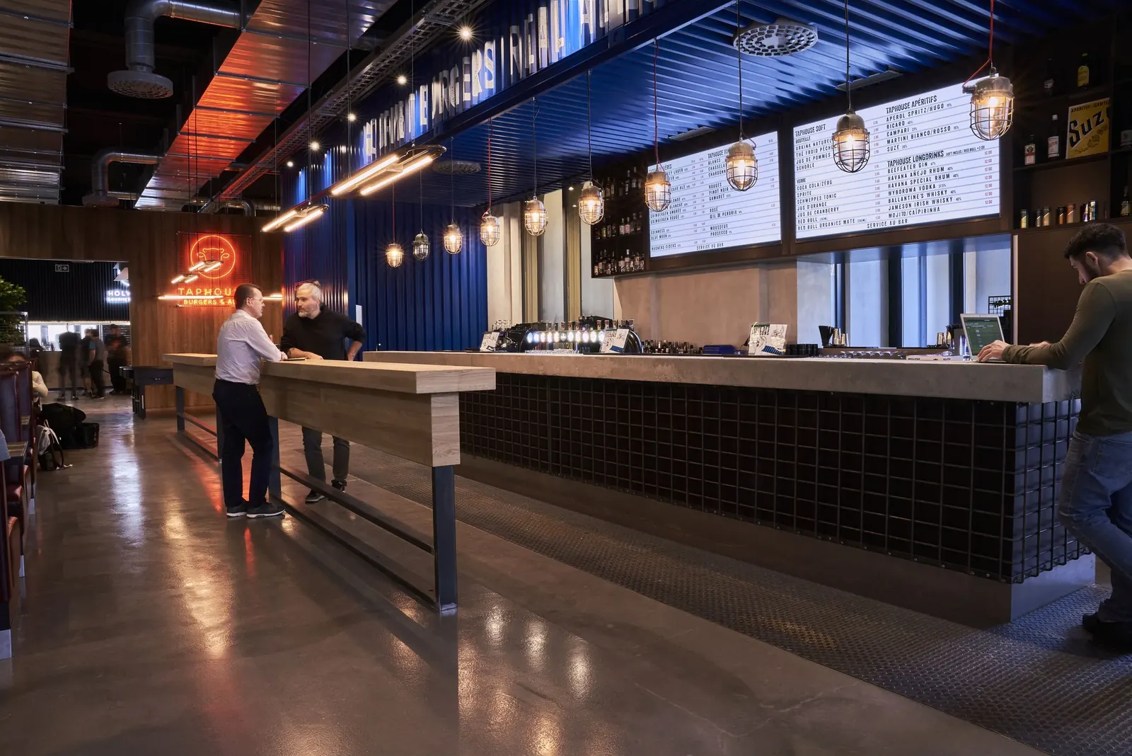 Bar du Holy Cow Tap House, aménagement conçu par DraftC