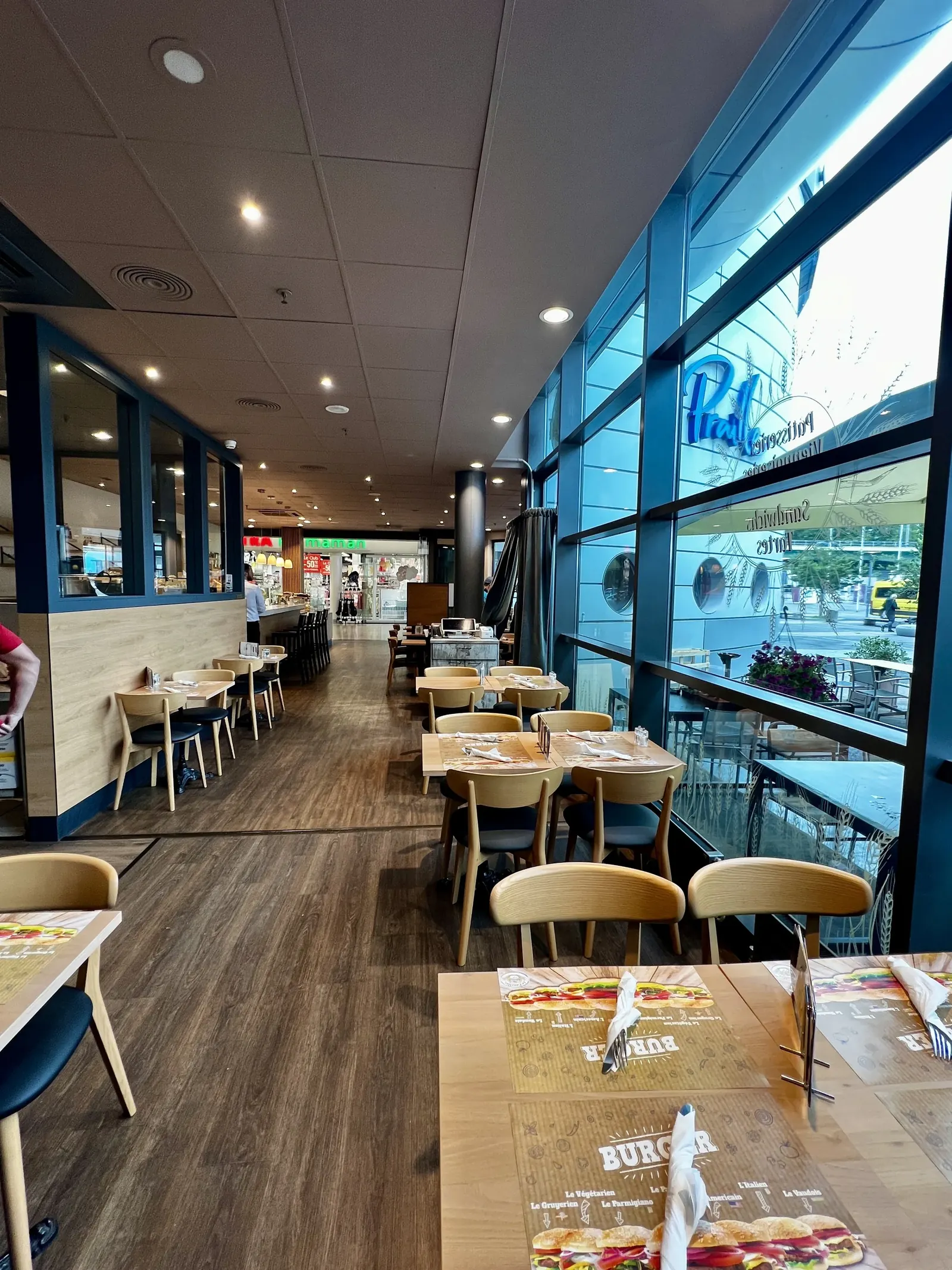 Espace de restauration rapide du magasin Panetier